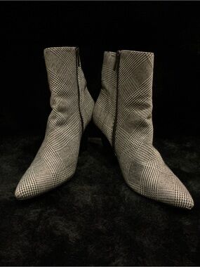 Sage and Simple Taryn Plaid Pointed-Toe Ankle Booties - Size 8.5